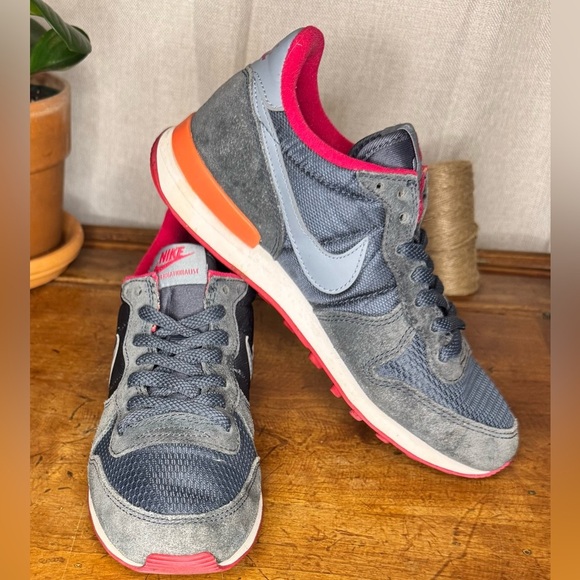 EUC - NIKE ‘Internationalist’ Sneaker (Women Size 7.5) - Picture 2 of 7
